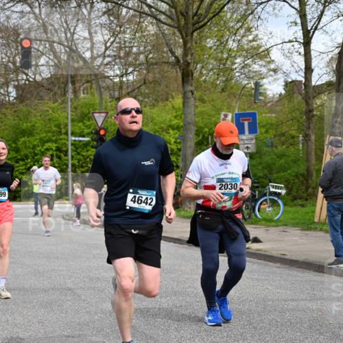 12.04.2026 - 45. Internationalen Wilhelmsburger Insellauf J. Mangold http://msf.ph/oto/9516029 12.04.2026 13:17:16 Ziel 2670, 3061, 3281, 4315, 4867, 4868, 4130, 4129, 2609, 2610, 2571, 5001, 5532, 4392, 4642, 4957, 3900, 5759, 2030, 3199, 3453, 3455, 4194, 5717, 4804, 3604, 2125, 2125, 2520, 5204, 3272, 4690, 3252, 4697, 2903, 4104, 5465, 4998 meine-sportfotos.de