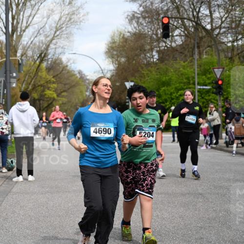 12.04.2026 - 45. Internationalen Wilhelmsburger Insellauf J. Mangold http://msf.ph/oto/9516097 12.04.2026 13:17:25 Ziel 4315, 4867, 4868, 4130, 4129, 2609, 2610, 2571, 5001, 5532, 4392, 4642, 4957, 3900, 5759, 2030, 3199, 3453, 3455, 4194, 5717, 4804, 4804, 3604, 2125, 2520, 5204, 3272, 4690, 3252, 4697, 2903, 2903, 4104, 5465, 4998, 5332, 4203, 4202, 5836, 2759 meine-sportfotos.de