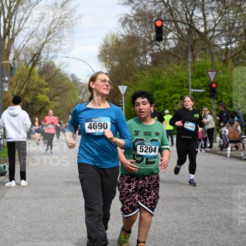 12.04.2026 - 45. Internationalen Wilhelmsburger Insellauf J. Mangold http://msf.ph/oto/9516099 12.04.2026 13:17:25 Ziel 4315, 4867, 4868, 4130, 4129, 2609, 2610, 2571, 5001, 5532, 4392, 4642, 4957, 3900, 5759, 2030, 3199, 3453, 3455, 4194, 5717, 4804, 4804, 3604, 2125, 2520, 5204, 3272, 4690, 3252, 4697, 2903, 2903, 4104, 5465, 4998, 5332, 4203, 4202, 5836, 2759 meine-sportfotos.de