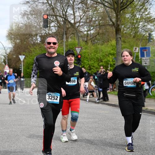 12.04.2026 - 45. Internationalen Wilhelmsburger Insellauf J. Mangold http://msf.ph/oto/9516119 12.04.2026 13:17:28 Ziel 4130, 4129, 2609, 2610, 2571, 5001, 5532, 4392, 4642, 4957, 3900, 5759, 2030, 3199, 3453, 3455, 4194, 5717, 4804, 3604, 2125, 2125, 2520, 5204, 3272, 4690, 3252, 4697, 2903, 4104, 5465, 4998, 5465, 4998, 5332, 4203, 4202, 5836, 2759, 4487, 2833 meine-sportfotos.de