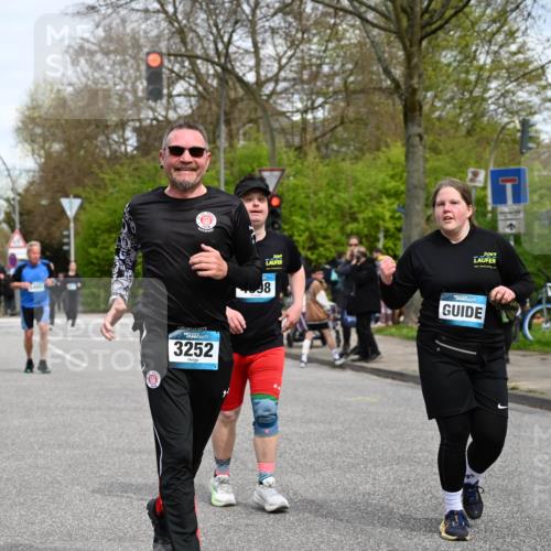 12.04.2026 - 45. Internationalen Wilhelmsburger Insellauf J. Mangold http://msf.ph/oto/9516120 12.04.2026 13:17:28 Ziel 4130, 4129, 2609, 2610, 2571, 5001, 5532, 4392, 4642, 4957, 3900, 5759, 2030, 3199, 3453, 3455, 4194, 5717, 4804, 3604, 2125, 2125, 2520, 5204, 3272, 4690, 3252, 4697, 2903, 4104, 5465, 4998, 5465, 4998, 5332, 4203, 4202, 5836, 2759, 4487, 2833 meine-sportfotos.de