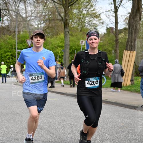 12.04.2026 - 45. Internationalen Wilhelmsburger Insellauf J. Mangold http://msf.ph/oto/9516216 12.04.2026 13:17:44 Ziel 3455, 4194, 5717, 4804, 3604, 2125, 2520, 5204, 3272, 4690, 3252, 4697, 2903, 4104, 5465, 4998, 5332, 4203, 4202, 5836, 2759, 4487, 2833, 3879, 3630, 5714, 4213, 2516, 2517, 4031, 3694, 2018, 2961, 3248 meine-sportfotos.de