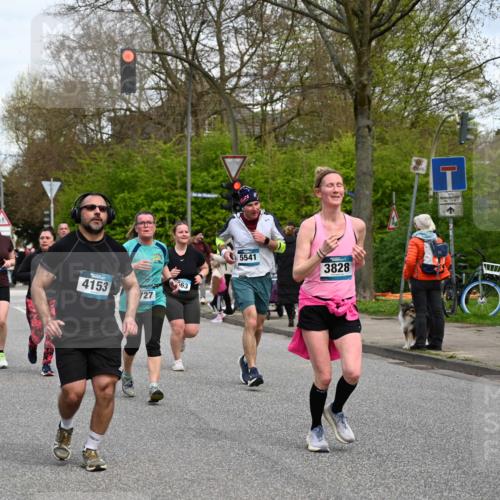 12.04.2026 - 45. Internationalen Wilhelmsburger Insellauf J. Mangold http://msf.ph/oto/9516375 12.04.2026 13:18:11 Ziel 4202, 5836, 2759, 4487, 2833, 3879, 3630, 5714, 4213, 2516, 2517, 4031, 3694, 2018, 2961, 3248, 2570, 2573, 3277, 3828, 4948, 5488, 5663, 4727, 5541, 4153, 3528, 3527, 4400, 4403, 4556, 4626, 2019, 3940, 3482, 3524, 2572 meine-sportfotos.de