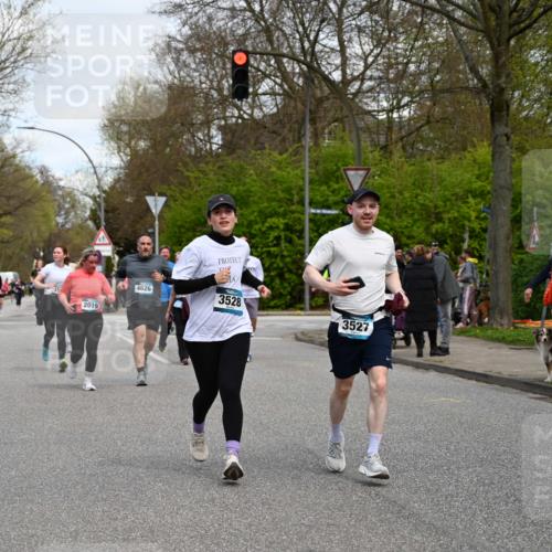 12.04.2026 - 45. Internationalen Wilhelmsburger Insellauf J. Mangold http://msf.ph/oto/9516420 12.04.2026 13:18:17 Ziel 3879, 3630, 5714, 4213, 2516, 2517, 4031, 3694, 2018, 2961, 3248, 2570, 2573, 3277, 3828, 4948, 5488, 5663, 5663, 4727, 5541, 4153, 3528, 3527, 4400, 4403, 4556, 4626, 2019, 3940, 3482, 3524, 2572, 3587, 4734, 2061 meine-sportfotos.de