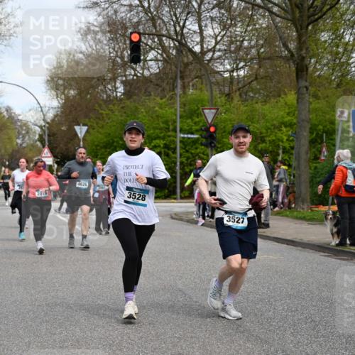 12.04.2026 - 45. Internationalen Wilhelmsburger Insellauf J. Mangold http://msf.ph/oto/9516423 12.04.2026 13:18:17 Ziel 3879, 3630, 5714, 4213, 2516, 2517, 4031, 3694, 2018, 2961, 3248, 2570, 2573, 3277, 3828, 4948, 5488, 5663, 5663, 4727, 5541, 4153, 3528, 3527, 4400, 4403, 4556, 4626, 2019, 3940, 3482, 3524, 2572, 3587, 4734, 2061 meine-sportfotos.de