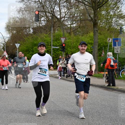 12.04.2026 - 45. Internationalen Wilhelmsburger Insellauf J. Mangold http://msf.ph/oto/9516426 12.04.2026 13:18:17 Ziel 3879, 3630, 5714, 4213, 2516, 2517, 4031, 3694, 2018, 2961, 3248, 2570, 2573, 3277, 3828, 4948, 5488, 5663, 5663, 4727, 5541, 4153, 3528, 3527, 4400, 4403, 4556, 4626, 2019, 3940, 3482, 3524, 2572, 3587, 4734, 2061 meine-sportfotos.de