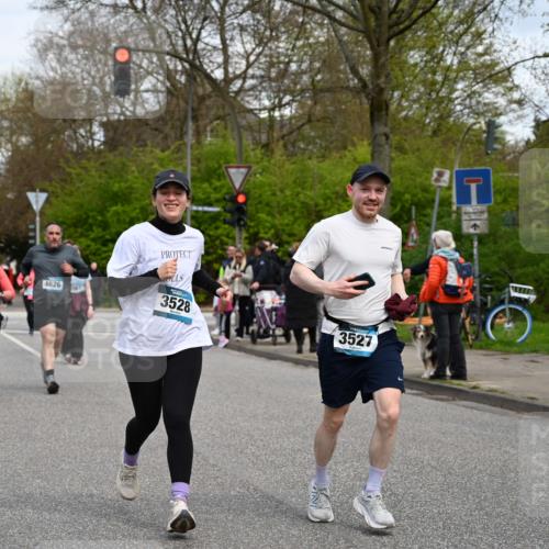 12.04.2026 - 45. Internationalen Wilhelmsburger Insellauf J. Mangold http://msf.ph/oto/9516428 12.04.2026 13:18:18 Ziel 3879, 3630, 5714, 4213, 2516, 2517, 4031, 3694, 2018, 2961, 3248, 2570, 2573, 3277, 3828, 4948, 5488, 5663, 4727, 5541, 4153, 3528, 3527, 4400, 4403, 4556, 4626, 2019, 3940, 3482, 3524, 2572, 3587, 4734, 2061 meine-sportfotos.de