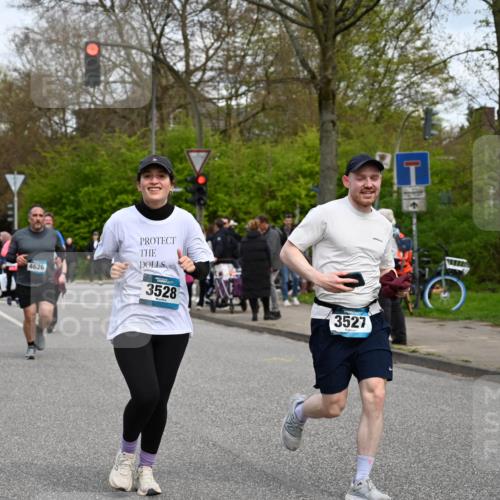 12.04.2026 - 45. Internationalen Wilhelmsburger Insellauf J. Mangold http://msf.ph/oto/9516430 12.04.2026 13:18:18 Ziel 3879, 3630, 5714, 4213, 2516, 2517, 4031, 3694, 2018, 2961, 3248, 2570, 2573, 3277, 3828, 4948, 5488, 5663, 4727, 5541, 4153, 3528, 3527, 4400, 4403, 4556, 4626, 2019, 3940, 3482, 3524, 2572, 3587, 4734, 2061 meine-sportfotos.de
