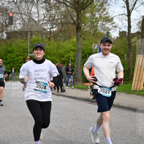 12.04.2026 - 45. Internationalen Wilhelmsburger Insellauf J. Mangold http://msf.ph/oto/9516433 12.04.2026 13:18:18 Ziel 3879, 3630, 5714, 4213, 2516, 2517, 4031, 3694, 2018, 2961, 3248, 2570, 2573, 3277, 3828, 4948, 5488, 5663, 4727, 5541, 4153, 3528, 3527, 4400, 4403, 4556, 4626, 2019, 3940, 3482, 3524, 2572, 3587, 4734, 2061 meine-sportfotos.de