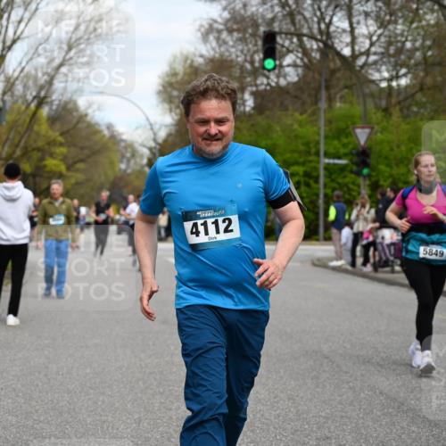12.04.2026 - 45. Internationalen Wilhelmsburger Insellauf J. Mangold http://msf.ph/oto/9516494 12.04.2026 13:18:35 Ziel 3277, 3828, 4948, 5488, 5663, 4727, 5541, 4153, 3528, 3527, 4400, 4403, 4556, 4626, 2019, 3940, 3482, 3524, 2572, 2572, 3587, 4734, 2061, 4020, 5849, 4639, 3809, 4660, 2174, 5019, 4543, 4793, 5786, 4112 meine-sportfotos.de
