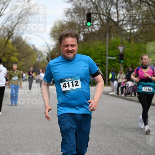12.04.2026 - 45. Internationalen Wilhelmsburger Insellauf J. Mangold http://msf.ph/oto/9516495 12.04.2026 13:18:35 Ziel 3277, 3828, 4948, 5488, 5663, 4727, 5541, 4153, 3528, 3527, 4400, 4403, 4556, 4626, 2019, 3940, 3482, 3524, 2572, 2572, 3587, 4734, 2061, 4020, 5849, 4639, 3809, 4660, 2174, 5019, 4543, 4793, 5786, 4112 meine-sportfotos.de