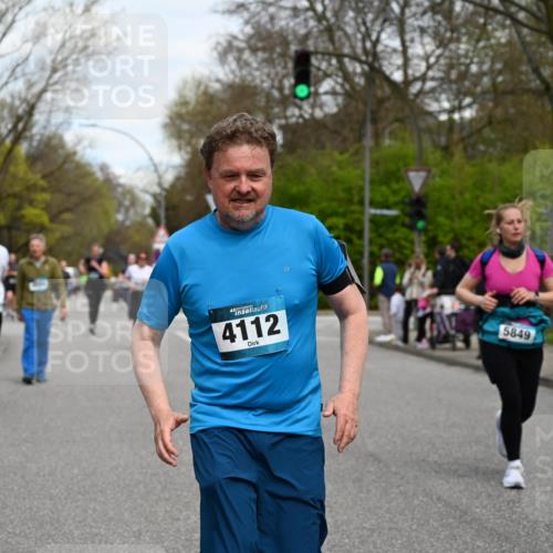 12.04.2026 - 45. Internationalen Wilhelmsburger Insellauf J. Mangold http://msf.ph/oto/9516496 12.04.2026 13:18:35 Ziel 3277, 3828, 4948, 5488, 5663, 4727, 5541, 4153, 3528, 3527, 4400, 4403, 4556, 4626, 2019, 3940, 3482, 3524, 2572, 2572, 3587, 4734, 2061, 4020, 5849, 4639, 3809, 4660, 2174, 5019, 4543, 4793, 5786, 4112 meine-sportfotos.de