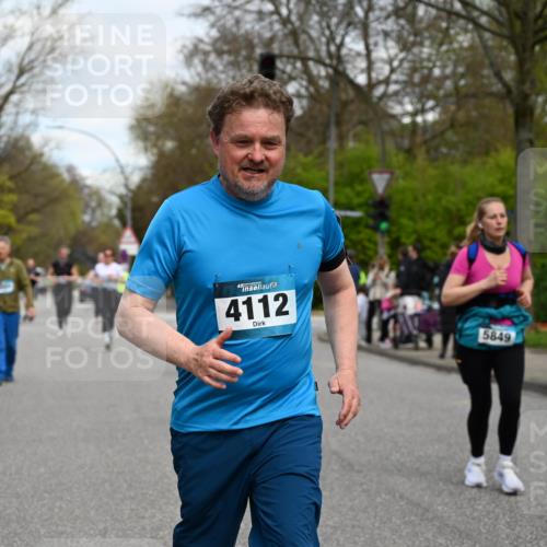 12.04.2026 - 45. Internationalen Wilhelmsburger Insellauf J. Mangold http://msf.ph/oto/9516498 12.04.2026 13:18:35 Ziel 3277, 3828, 4948, 5488, 5663, 4727, 5541, 4153, 3528, 3527, 4400, 4403, 4556, 4626, 2019, 3940, 3482, 3524, 2572, 2572, 3587, 4734, 2061, 4020, 5849, 4639, 3809, 4660, 2174, 5019, 4543, 4793, 5786, 4112 meine-sportfotos.de