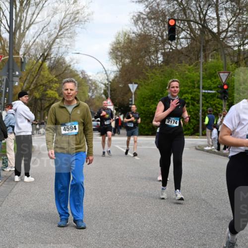 12.04.2026 - 45. Internationalen Wilhelmsburger Insellauf J. Mangold http://msf.ph/oto/9516527 12.04.2026 13:18:42 Ziel 5663, 4727, 5541, 4153, 3528, 3527, 4400, 4403, 4556, 4626, 2019, 3940, 3482, 3524, 2572, 3587, 4734, 2061, 4020, 5849, 4639, 3809, 4660, 2174, 5019, 5019, 4543, 4793, 5786, 4112, 3071, 2027 meine-sportfotos.de