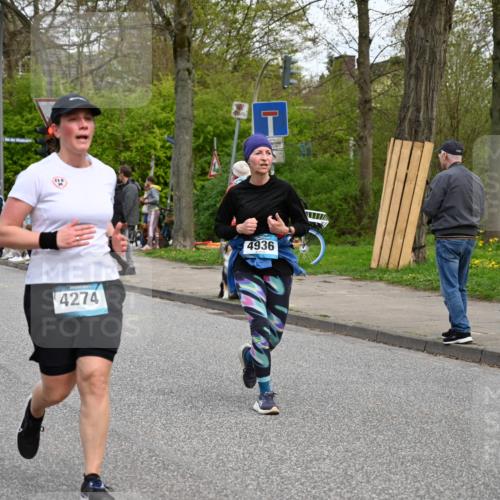 12.04.2026 - 45. Internationalen Wilhelmsburger Insellauf J. Mangold http://msf.ph/oto/9516674 12.04.2026 13:19:28 Ziel 2027, 5007, 4594, 4984, 3927, 3193, 4469, 5327, 3125, 4518, 5778, 2799, 4972, 3265, 5003, 3857, 2946, 4905, 4274, 2534, 4936, 2366, 3655, 2261, 2264, 3448, 3449 meine-sportfotos.de