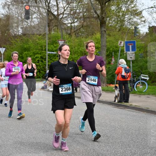12.04.2026 - 45. Internationalen Wilhelmsburger Insellauf J. Mangold http://msf.ph/oto/9516706 12.04.2026 13:19:32 Ziel 5007, 4594, 4984, 3927, 3193, 4469, 5327, 3125, 4518, 5778, 2799, 4972, 3265, 5003, 3857, 2946, 4905, 4274, 2534, 4936, 2366, 3655, 2261, 2264, 3448, 3449, 2894, 2888 meine-sportfotos.de