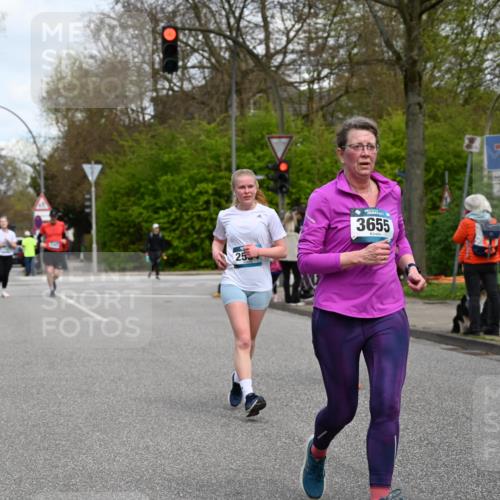 12.04.2026 - 45. Internationalen Wilhelmsburger Insellauf J. Mangold http://msf.ph/oto/9516720 12.04.2026 13:19:35 Ziel 5007, 4594, 4984, 3927, 3193, 4469, 5327, 3125, 4518, 5778, 2799, 4972, 3265, 5003, 3857, 2946, 2946, 4905, 4274, 2534, 4936, 2366, 3655, 2261, 2264, 3448, 3449, 2894, 2888 meine-sportfotos.de