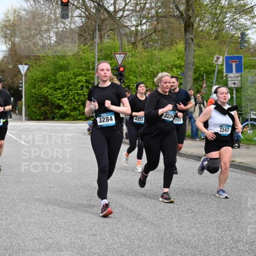 12.04.2026 - 45. Internationalen Wilhelmsburger Insellauf J. Mangold http://msf.ph/oto/9516919 12.04.2026 13:20:15 Ziel 3448, 3449, 2894, 2888, 3898, 2431, 4121, 5308, 3236, 4718, 2247, 3203, 5342, 5342, 3822, 3821, 4999, 4803, 2224, 4223, 4224, 4954, 5258, 3284, 2469, 2469, 4305, 2013, 3233, 5230, 3766, 4103 meine-sportfotos.de