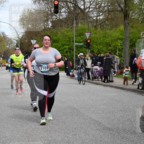 12.04.2026 - 45. Internationalen Wilhelmsburger Insellauf J. Mangold http://msf.ph/oto/9516980 12.04.2026 13:20:25 Ziel 3898, 2431, 4121, 5308, 3236, 4718, 2247, 3203, 5342, 3822, 3821, 4999, 4803, 2224, 4223, 4224, 4954, 5258, 3284, 2469, 4305, 2013, 3233, 5230, 3766, 3766, 4103, 4341, 5633, 4284, 4293, 5543 meine-sportfotos.de