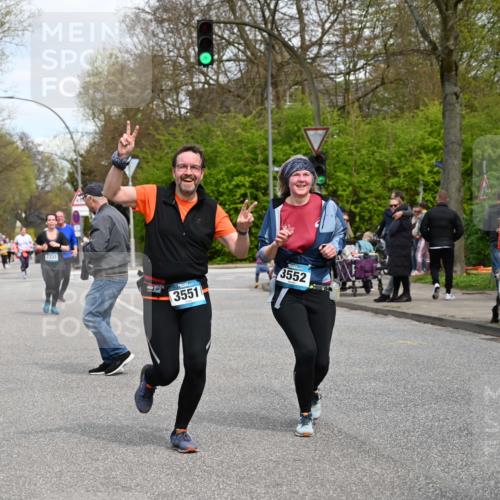 12.04.2026 - 45. Internationalen Wilhelmsburger Insellauf J. Mangold http://msf.ph/oto/9517101 12.04.2026 13:20:48 Ziel 2469, 4305, 2013, 3233, 5230, 3766, 4103, 4341, 5633, 4284, 4293, 5543, 2363, 2101, 4417, 3552, 3551, 2333, 4018, 5716, 4319, 5297, 4878, 5484, 2692 meine-sportfotos.de