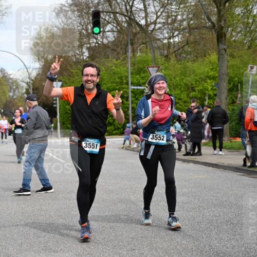 12.04.2026 - 45. Internationalen Wilhelmsburger Insellauf J. Mangold http://msf.ph/oto/9517103 12.04.2026 13:20:48 Ziel 2469, 4305, 2013, 3233, 5230, 3766, 4103, 4341, 5633, 4284, 4293, 5543, 2363, 2101, 4417, 3552, 3551, 2333, 4018, 5716, 4319, 5297, 4878, 5484, 2692 meine-sportfotos.de