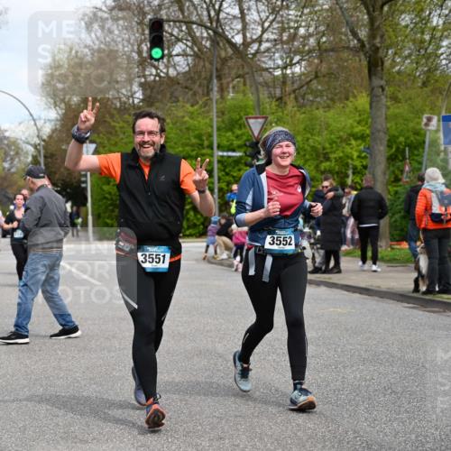 12.04.2026 - 45. Internationalen Wilhelmsburger Insellauf J. Mangold http://msf.ph/oto/9517104 12.04.2026 13:20:48 Ziel 2469, 4305, 2013, 3233, 5230, 3766, 4103, 4341, 5633, 4284, 4293, 5543, 2363, 2101, 4417, 3552, 3551, 2333, 4018, 5716, 4319, 5297, 4878, 5484, 2692 meine-sportfotos.de