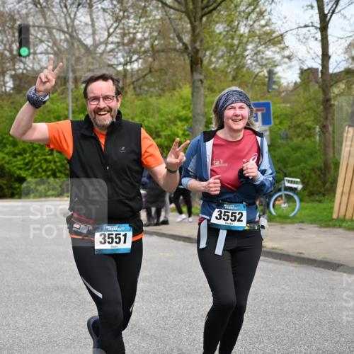 12.04.2026 - 45. Internationalen Wilhelmsburger Insellauf J. Mangold http://msf.ph/oto/9517115 12.04.2026 13:20:49 Ziel 2469, 4305, 2013, 3233, 5230, 3766, 4103, 4341, 5633, 4284, 4293, 5543, 5543, 2363, 2101, 4417, 3552, 3551, 2333, 4018, 5716, 4319, 5297, 4878, 5484, 2692 meine-sportfotos.de