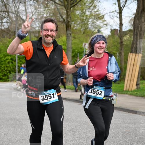 12.04.2026 - 45. Internationalen Wilhelmsburger Insellauf J. Mangold http://msf.ph/oto/9517118 12.04.2026 13:20:49 Ziel 2469, 4305, 2013, 3233, 5230, 3766, 4103, 4341, 5633, 4284, 4293, 5543, 5543, 2363, 2101, 4417, 3552, 3551, 2333, 4018, 5716, 4319, 5297, 4878, 5484, 2692 meine-sportfotos.de
