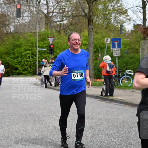 12.04.2026 - 45. Internationalen Wilhelmsburger Insellauf J. Mangold http://msf.ph/oto/9517137 12.04.2026 13:20:56 Ziel 2013, 3233, 5230, 3766, 4103, 4341, 5633, 4284, 4293, 5543, 2363, 2101, 4417, 4417, 3552, 3551, 2333, 4018, 5716, 4319, 5297, 5297, 4878, 5484, 2692, 4444, 4800, 4047, 2175 meine-sportfotos.de