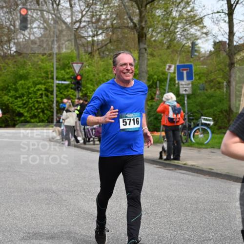 12.04.2026 - 45. Internationalen Wilhelmsburger Insellauf J. Mangold http://msf.ph/oto/9517138 12.04.2026 13:20:56 Ziel 2013, 3233, 5230, 3766, 4103, 4341, 5633, 4284, 4293, 5543, 2363, 2101, 4417, 4417, 3552, 3551, 2333, 4018, 5716, 4319, 5297, 5297, 4878, 5484, 2692, 4444, 4800, 4047, 2175 meine-sportfotos.de