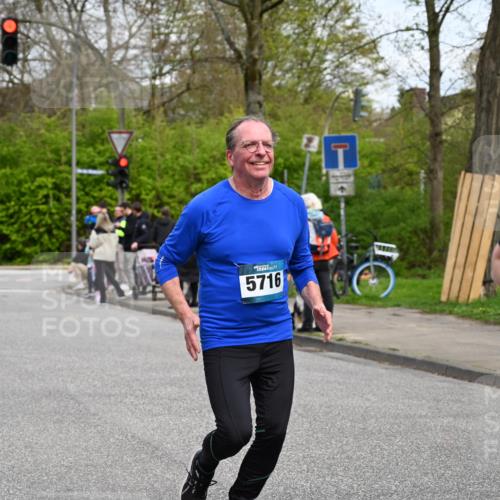 12.04.2026 - 45. Internationalen Wilhelmsburger Insellauf J. Mangold http://msf.ph/oto/9517140 12.04.2026 13:20:56 Ziel 2013, 3233, 5230, 3766, 4103, 4341, 5633, 4284, 4293, 5543, 2363, 2101, 4417, 4417, 3552, 3551, 2333, 4018, 5716, 4319, 5297, 5297, 4878, 5484, 2692, 4444, 4800, 4047, 2175 meine-sportfotos.de