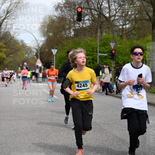 12.04.2026 - 45. Internationalen Wilhelmsburger Insellauf J. Mangold http://msf.ph/oto/9517150 12.04.2026 13:21:09 Ziel 4341, 5633, 4284, 4293, 5543, 2363, 2101, 4417, 3552, 3551, 2333, 4018, 5716, 4319, 5297, 4878, 5484, 2692, 4444, 4800, 4047, 2175, 3402, 3402, 5482, 4017 meine-sportfotos.de