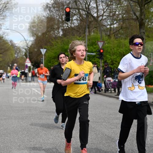 12.04.2026 - 45. Internationalen Wilhelmsburger Insellauf J. Mangold http://msf.ph/oto/9517152 12.04.2026 13:21:09 Ziel 4341, 5633, 4284, 4293, 5543, 2363, 2101, 4417, 3552, 3551, 2333, 4018, 5716, 4319, 5297, 4878, 5484, 2692, 4444, 4800, 4047, 2175, 3402, 3402, 5482, 4017 meine-sportfotos.de