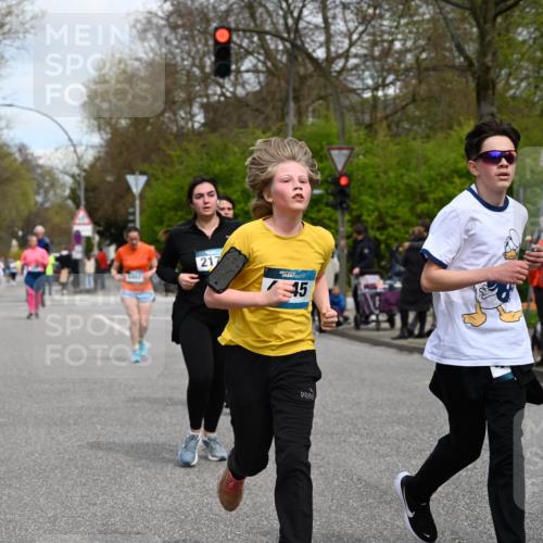 12.04.2026 - 45. Internationalen Wilhelmsburger Insellauf J. Mangold http://msf.ph/oto/9517153 12.04.2026 13:21:09 Ziel 4341, 5633, 4284, 4293, 5543, 2363, 2101, 4417, 3552, 3551, 2333, 4018, 5716, 4319, 5297, 4878, 5484, 2692, 4444, 4800, 4047, 2175, 3402, 3402, 5482, 4017 meine-sportfotos.de