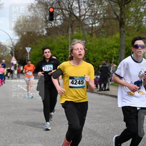 12.04.2026 - 45. Internationalen Wilhelmsburger Insellauf J. Mangold http://msf.ph/oto/9517155 12.04.2026 13:21:09 Ziel 4341, 5633, 4284, 4293, 5543, 2363, 2101, 4417, 3552, 3551, 2333, 4018, 5716, 4319, 5297, 4878, 5484, 2692, 4444, 4800, 4047, 2175, 3402, 3402, 5482, 4017 meine-sportfotos.de