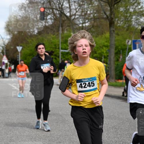 12.04.2026 - 45. Internationalen Wilhelmsburger Insellauf J. Mangold http://msf.ph/oto/9517158 12.04.2026 13:21:09 Ziel 4341, 5633, 4284, 4293, 5543, 2363, 2101, 4417, 3552, 3551, 2333, 4018, 5716, 4319, 5297, 4878, 5484, 2692, 4444, 4800, 4047, 2175, 3402, 3402, 5482, 4017 meine-sportfotos.de