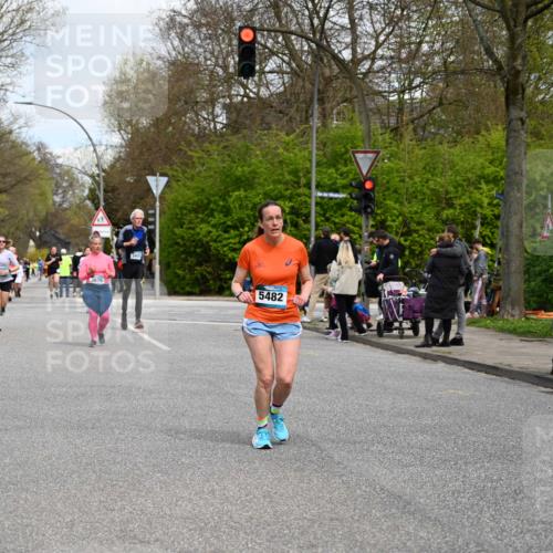 12.04.2026 - 45. Internationalen Wilhelmsburger Insellauf J. Mangold http://msf.ph/oto/9517175 12.04.2026 13:21:13 Ziel 5543, 2363, 2101, 4417, 3552, 3551, 2333, 4018, 5716, 4319, 5297, 4878, 5484, 2692, 4444, 4800, 4047, 2175, 3402, 5482, 5482, 4017, 3676, 2628, 3251 meine-sportfotos.de