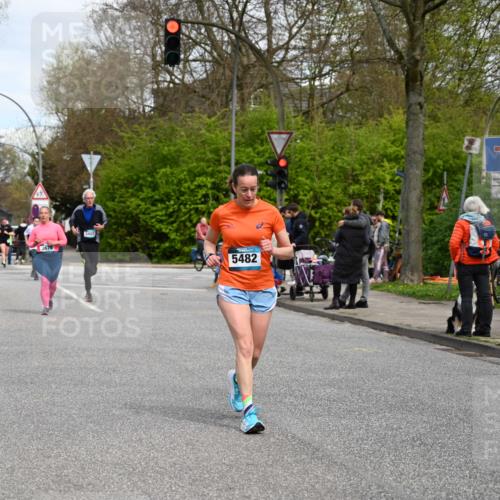 12.04.2026 - 45. Internationalen Wilhelmsburger Insellauf J. Mangold http://msf.ph/oto/9517179 12.04.2026 13:21:13 Ziel 5543, 2363, 2101, 4417, 3552, 3551, 2333, 4018, 5716, 4319, 5297, 4878, 5484, 2692, 4444, 4800, 4047, 2175, 3402, 5482, 5482, 4017, 3676, 2628, 3251 meine-sportfotos.de