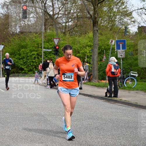 12.04.2026 - 45. Internationalen Wilhelmsburger Insellauf J. Mangold http://msf.ph/oto/9517187 12.04.2026 13:21:14 Ziel 5543, 2363, 2101, 4417, 3552, 3551, 2333, 4018, 5716, 4319, 5297, 4878, 5484, 2692, 4444, 4800, 4047, 2175, 3402, 5482, 4017, 3676, 2628, 3251, 5201 meine-sportfotos.de