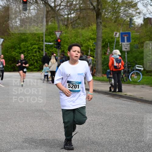 12.04.2026 - 45. Internationalen Wilhelmsburger Insellauf J. Mangold http://msf.ph/oto/9517229 12.04.2026 13:21:23 Ziel 2333, 4018, 5716, 4319, 5297, 4878, 5484, 2692, 4444, 4800, 4047, 2175, 3402, 5482, 4017, 3676, 2628, 2628, 3251, 5201, 3109, 4404, 4362, 2473, 2552, 2130, 2840, 3998 meine-sportfotos.de
