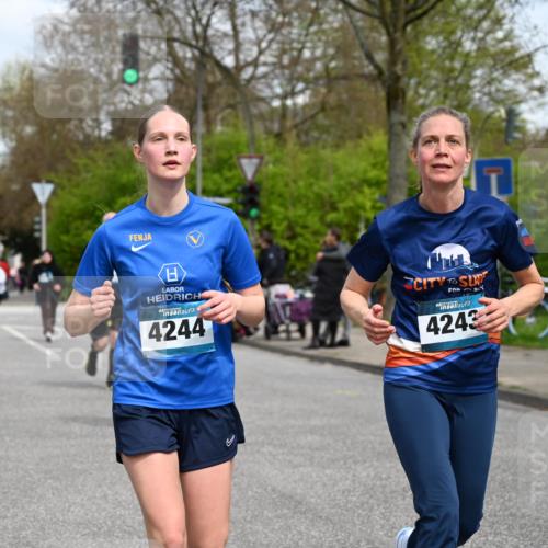 12.04.2026 - 45. Internationalen Wilhelmsburger Insellauf J. Mangold http://msf.ph/oto/9517287 12.04.2026 13:21:34 Ziel 4878, 5484, 2692, 4444, 4800, 4047, 2175, 3402, 5482, 4017, 3676, 3676, 2628, 3251, 5201, 3109, 4404, 4362, 2473, 2552, 2130, 2840, 3998, 5462, 5205, 4809, 2002, 2332 meine-sportfotos.de