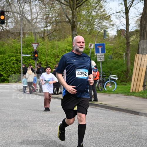 12.04.2026 - 45. Internationalen Wilhelmsburger Insellauf J. Mangold http://msf.ph/oto/9517316 12.04.2026 13:21:38 Ziel 4444, 4800, 4047, 2175, 3402, 5482, 4017, 3676, 2628, 3251, 5201, 5201, 3109, 4404, 4362, 2473, 2552, 2130, 2840, 3998, 5462, 5205, 5205, 4809, 2002, 2332, 2116, 3581 meine-sportfotos.de