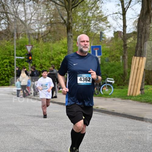 12.04.2026 - 45. Internationalen Wilhelmsburger Insellauf J. Mangold http://msf.ph/oto/9517318 12.04.2026 13:21:38 Ziel 4444, 4800, 4047, 2175, 3402, 5482, 4017, 3676, 2628, 3251, 5201, 5201, 3109, 4404, 4362, 2473, 2552, 2130, 2840, 3998, 5462, 5205, 5205, 4809, 2002, 2332, 2116, 3581 meine-sportfotos.de