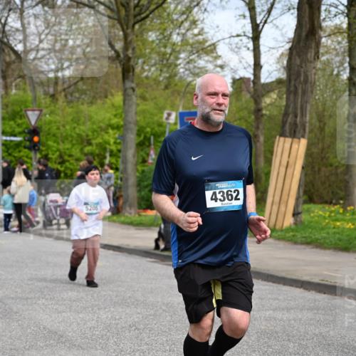 12.04.2026 - 45. Internationalen Wilhelmsburger Insellauf J. Mangold http://msf.ph/oto/9517322 12.04.2026 13:21:38 Ziel 4444, 4800, 4047, 2175, 3402, 5482, 4017, 3676, 2628, 3251, 5201, 5201, 3109, 4404, 4362, 2473, 2552, 2130, 2840, 3998, 5462, 5205, 5205, 4809, 2002, 2332, 2116, 3581 meine-sportfotos.de