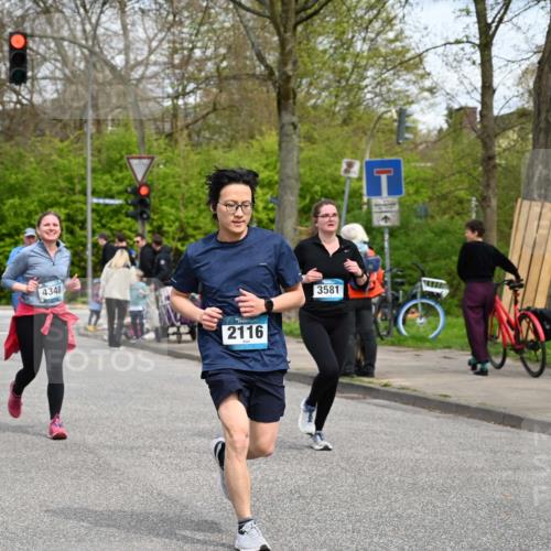 12.04.2026 - 45. Internationalen Wilhelmsburger Insellauf J. Mangold http://msf.ph/oto/9517383 12.04.2026 13:21:55 Ziel 4017, 3676, 2628, 3251, 5201, 3109, 4404, 4362, 2473, 2552, 2130, 2840, 3998, 5462, 5205, 4809, 2002, 2332, 2116, 3581, 3235, 3915, 5080, 4348, 5085, 3603, 3602, 5092, 2246, 5192, 5171, 3162, 4443, 4442, 3746, 5290, 3057, 3667, 5304, 4210 meine-sportfotos.de