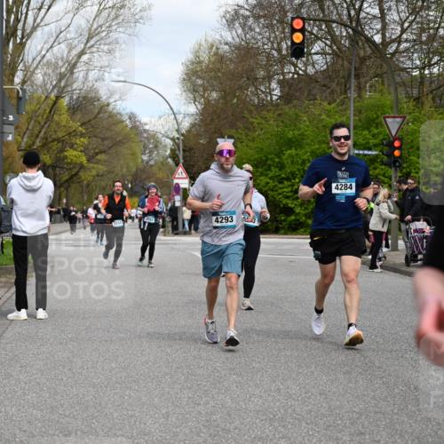 12.04.2026 - 45. Internationalen Wilhelmsburger Insellauf J. Mangold http://msf.ph/oto/9517545 12.04.2026 13:20:41 Ziel 3822, 3821, 4999, 4803, 2224, 4223, 4224, 4954, 5258, 3284, 2469, 4305, 2013, 3233, 5230, 3766, 4103, 4341, 5633, 4284, 4293, 5543, 2363, 2101, 4417, 3552, 3551, 2333, 4018, 5716 meine-sportfotos.de