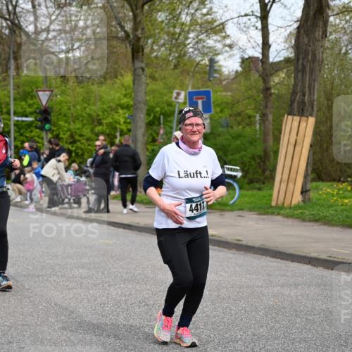 12.04.2026 - 45. Internationalen Wilhelmsburger Insellauf J. Mangold http://msf.ph/oto/9517600 12.04.2026 13:20:47 Ziel 5258, 3284, 2469, 4305, 2013, 3233, 5230, 3766, 4103, 4341, 5633, 4284, 4293, 4293, 5543, 2363, 2101, 4417, 3552, 3551, 2333, 2333, 4018, 5716, 4319, 5297, 4878, 5484 meine-sportfotos.de