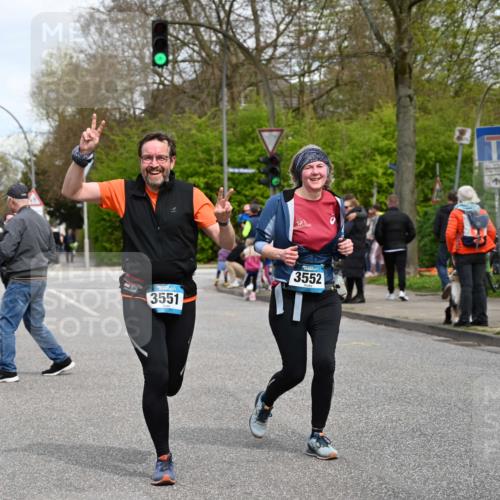 12.04.2026 - 45. Internationalen Wilhelmsburger Insellauf J. Mangold http://msf.ph/oto/9517605 12.04.2026 13:20:48 Ziel 2469, 4305, 2013, 3233, 5230, 3766, 4103, 4341, 5633, 4284, 4293, 5543, 2363, 2101, 4417, 3552, 3551, 2333, 4018, 5716, 4319, 5297, 4878, 5484, 2692 meine-sportfotos.de