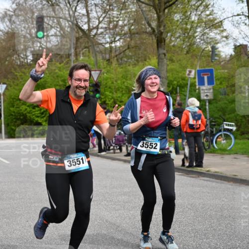 12.04.2026 - 45. Internationalen Wilhelmsburger Insellauf J. Mangold http://msf.ph/oto/9517611 12.04.2026 13:20:49 Ziel 2469, 4305, 2013, 3233, 5230, 3766, 4103, 4341, 5633, 4284, 4293, 5543, 5543, 2363, 2101, 4417, 3552, 3551, 2333, 4018, 5716, 4319, 5297, 4878, 5484, 2692 meine-sportfotos.de
