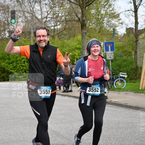 12.04.2026 - 45. Internationalen Wilhelmsburger Insellauf J. Mangold http://msf.ph/oto/9517614 12.04.2026 13:20:49 Ziel 2469, 4305, 2013, 3233, 5230, 3766, 4103, 4341, 5633, 4284, 4293, 5543, 5543, 2363, 2101, 4417, 3552, 3551, 2333, 4018, 5716, 4319, 5297, 4878, 5484, 2692 meine-sportfotos.de